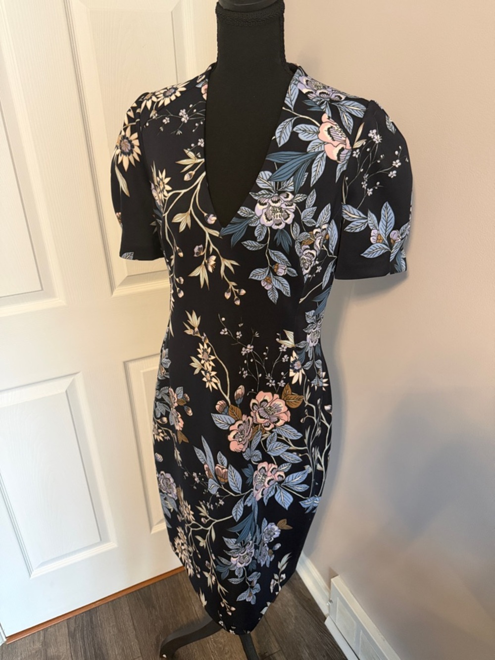 Vince Camuto Black Floral V-Neck Midi Dress with Blue and Pink Accents - Picture 4 of 12